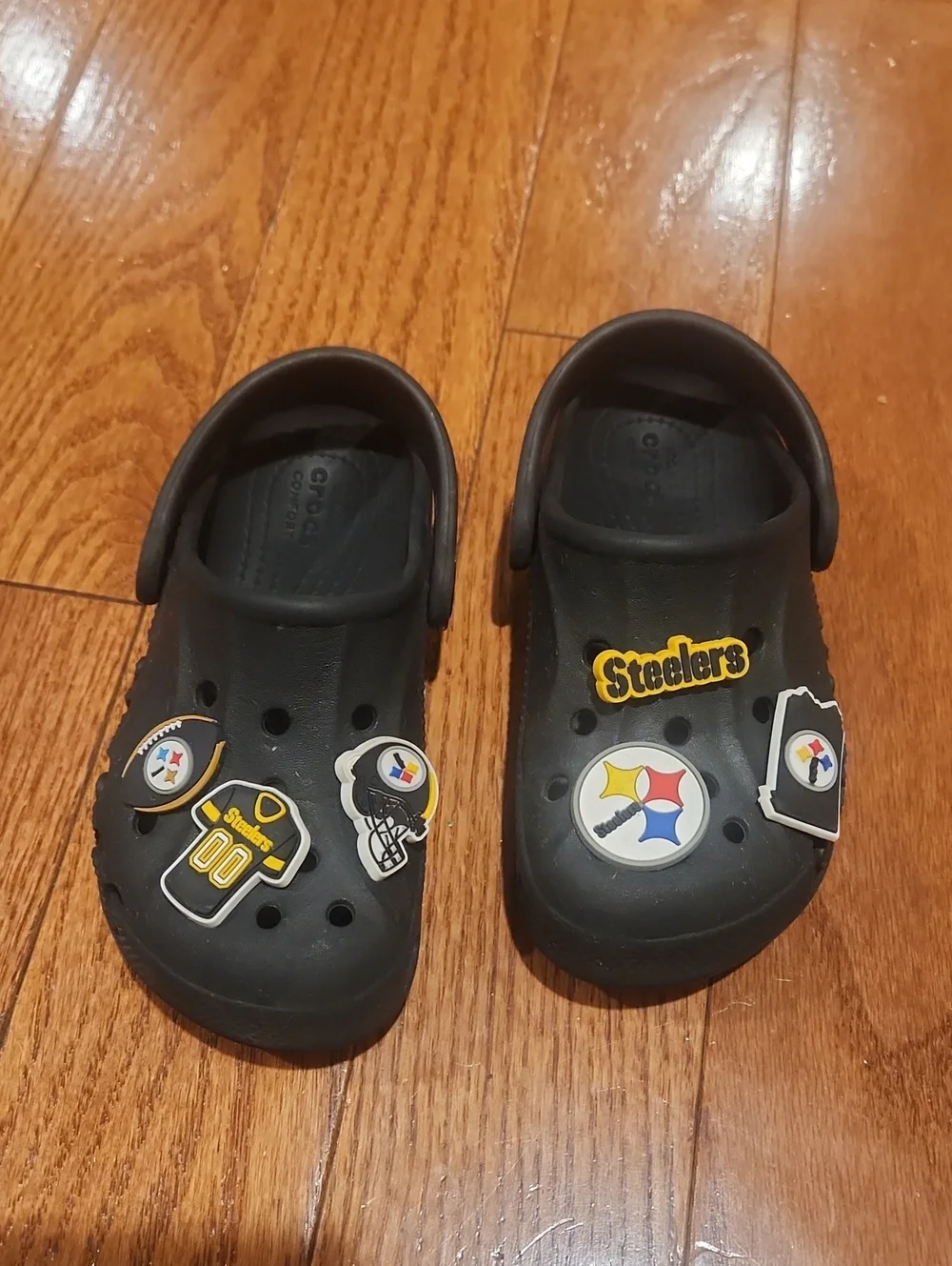 CROCS Toddler Black Clogs with Steelers Football Team Charms, Size 10 C